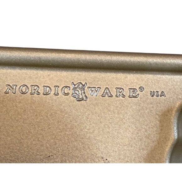 Nordic Ware 3D Vintage Santa Claus Cake Pan 10 Cups Gold Old Christmas USA - Picture 3 of 4